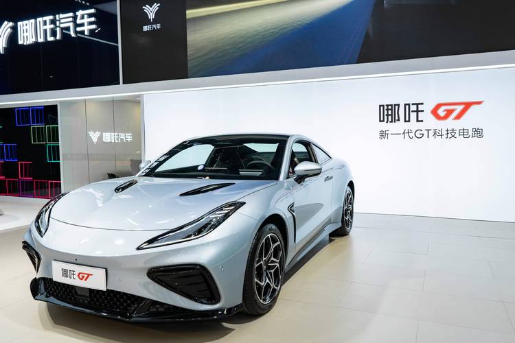 深圳174哪吒汽车在智能汽车领域的表现，领途汽车在新能源汽车市场中的影响力